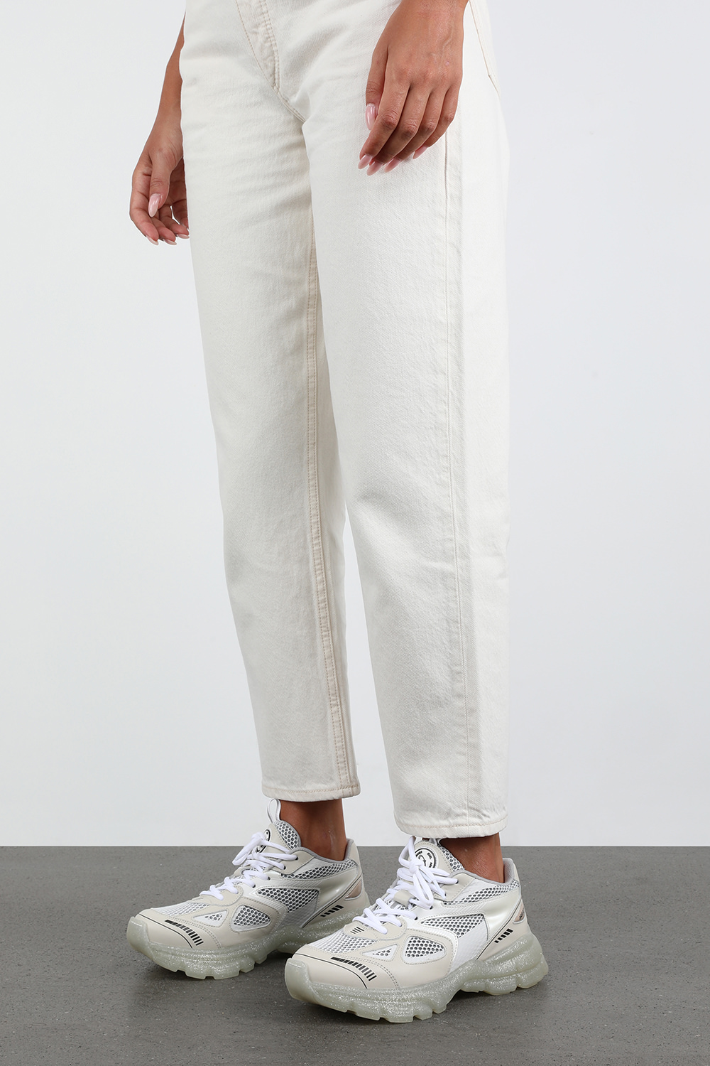 תמונת כל הלוק של נעלי סניקרס מרתון עם סולייה מנצנצת